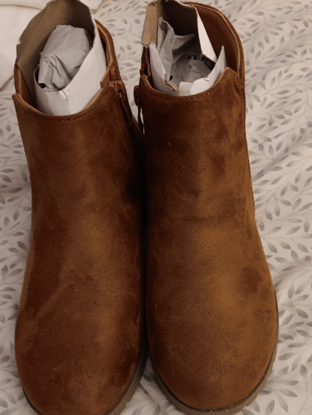 NWT- Girls Charles David Brown Suede Ankle Boots. Size 4 - Picture 2 of 4